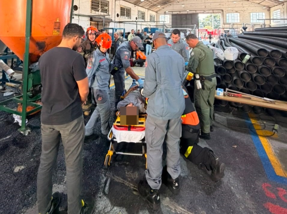 Trabalhador prende mão em triturador em SJC e é levado às pressas para São Paulo