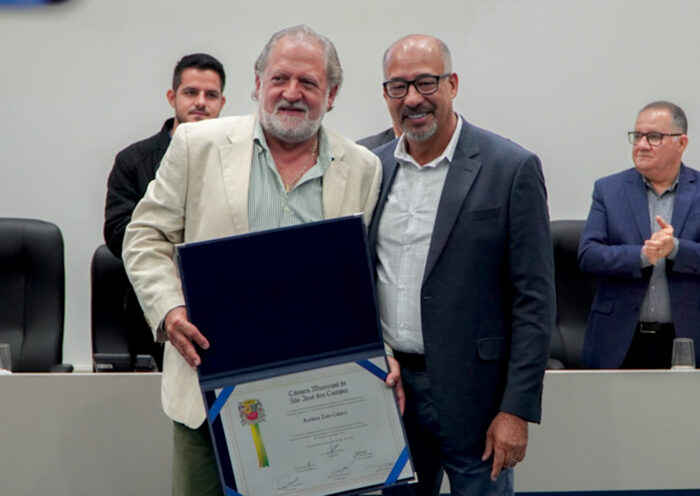 Toninho Colucci (terno bege) ao lado de Lino Bispo