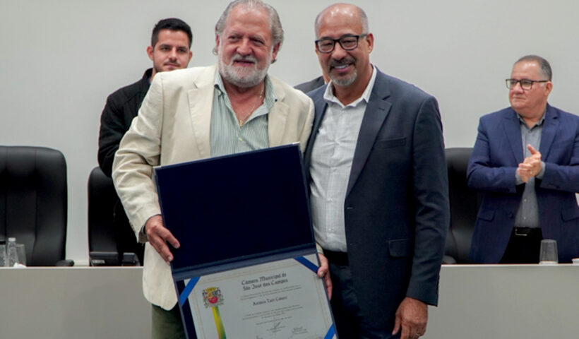 Toninho Colucci (terno bege) ao lado de Lino Bispo