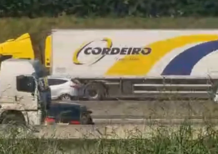 O acidente na Dutra aconteceu por volta das 11h35, nas proximidades do Viaduto Cambuí, em São José dos Campos, na pista sentido São Paulo