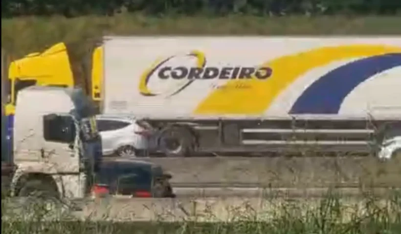 O acidente na Dutra aconteceu por volta das 11h35, nas proximidades do Viaduto Cambuí, em São José dos Campos, na pista sentido São Paulo