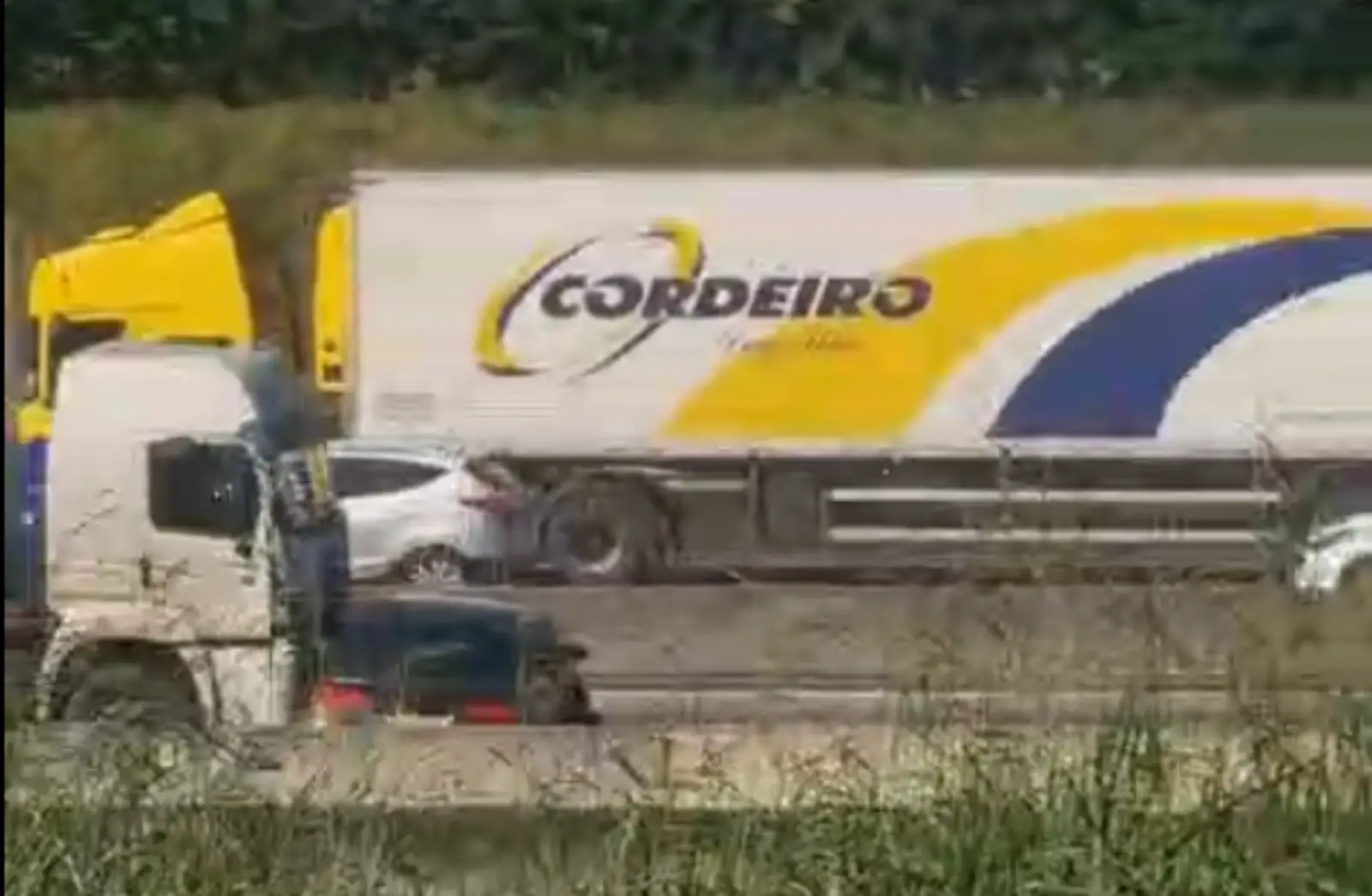 O acidente na Dutra aconteceu por volta das 11h35, nas proximidades do Viaduto Cambuí, em São José dos Campos, na pista sentido São Paulo