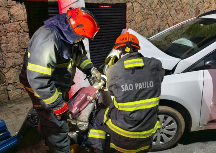 Bombeiros resgatam vítimas presa nas ferragens após acidente em Ilhabela