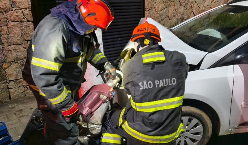 Bombeiros resgatam vítimas presa nas ferragens após acidente em Ilhabela