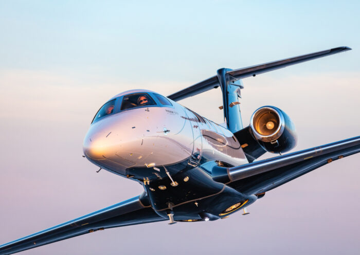 Embraer lança Phenom 300EV com pouso automático de emergência