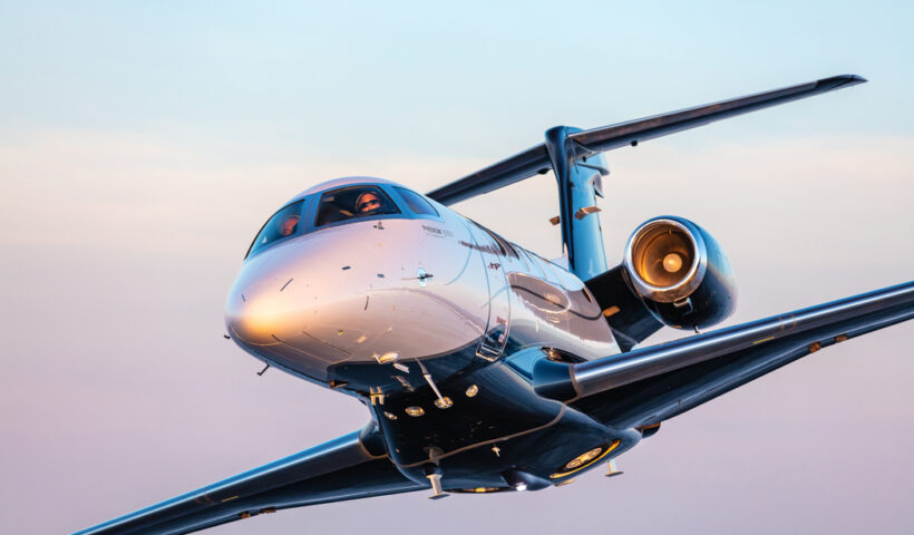 Embraer lança Phenom 300EV com pouso automático de emergência