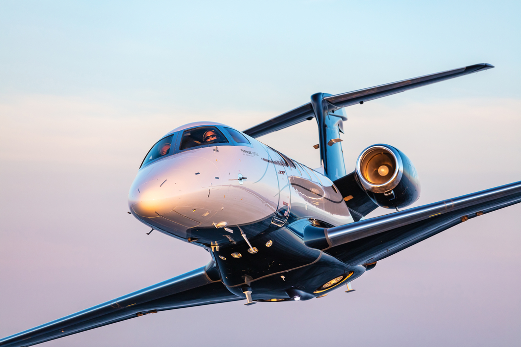 Embraer lança Phenom 300EV com pouso automático de emergência