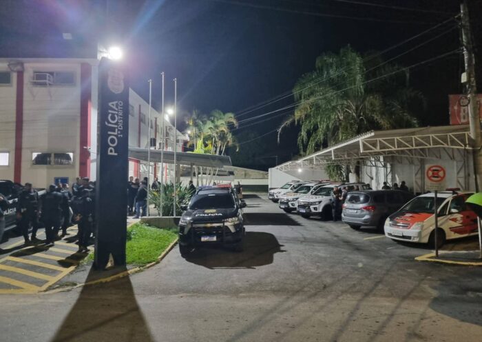 Força-tarefa cumpre 22 mandados, prende 5 e apreende arma e drogas em Pinda