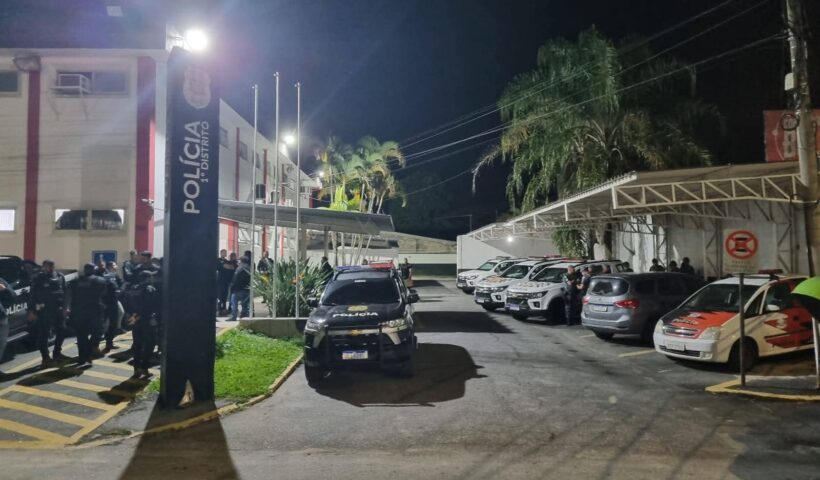 Força-tarefa cumpre 22 mandados, prende 5 e apreende arma e drogas em Pinda