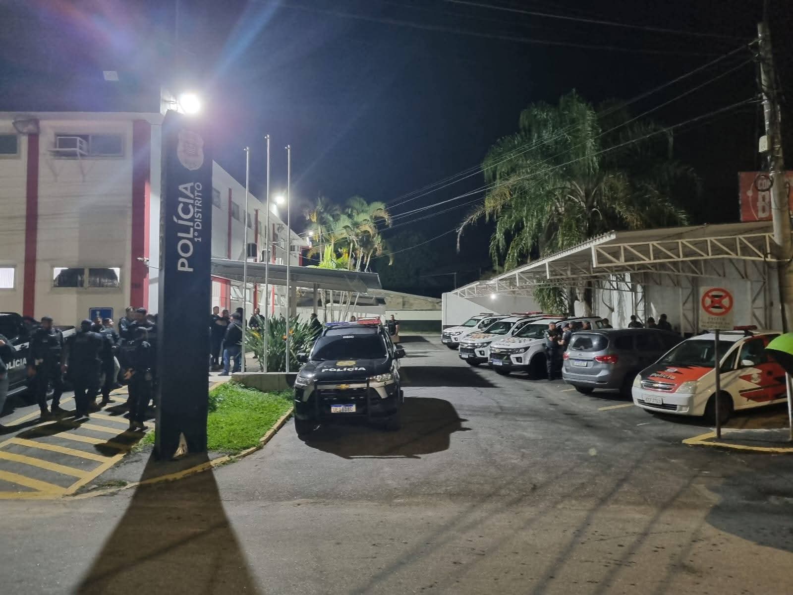 Força-tarefa cumpre 22 mandados, prende 5 e apreende arma e drogas em Pinda