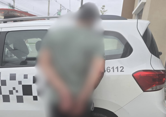 O homem foi encaminhado à Delegacia de Defesa da Mulher de São José dos Campos, onde permaneceu preso por tentativa de feminicídio e resistência