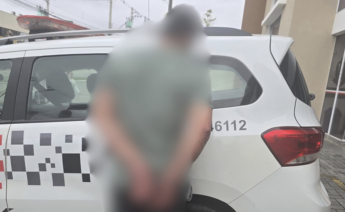 O homem foi encaminhado à Delegacia de Defesa da Mulher de São José dos Campos, onde permaneceu preso por tentativa de feminicídio e resistência.