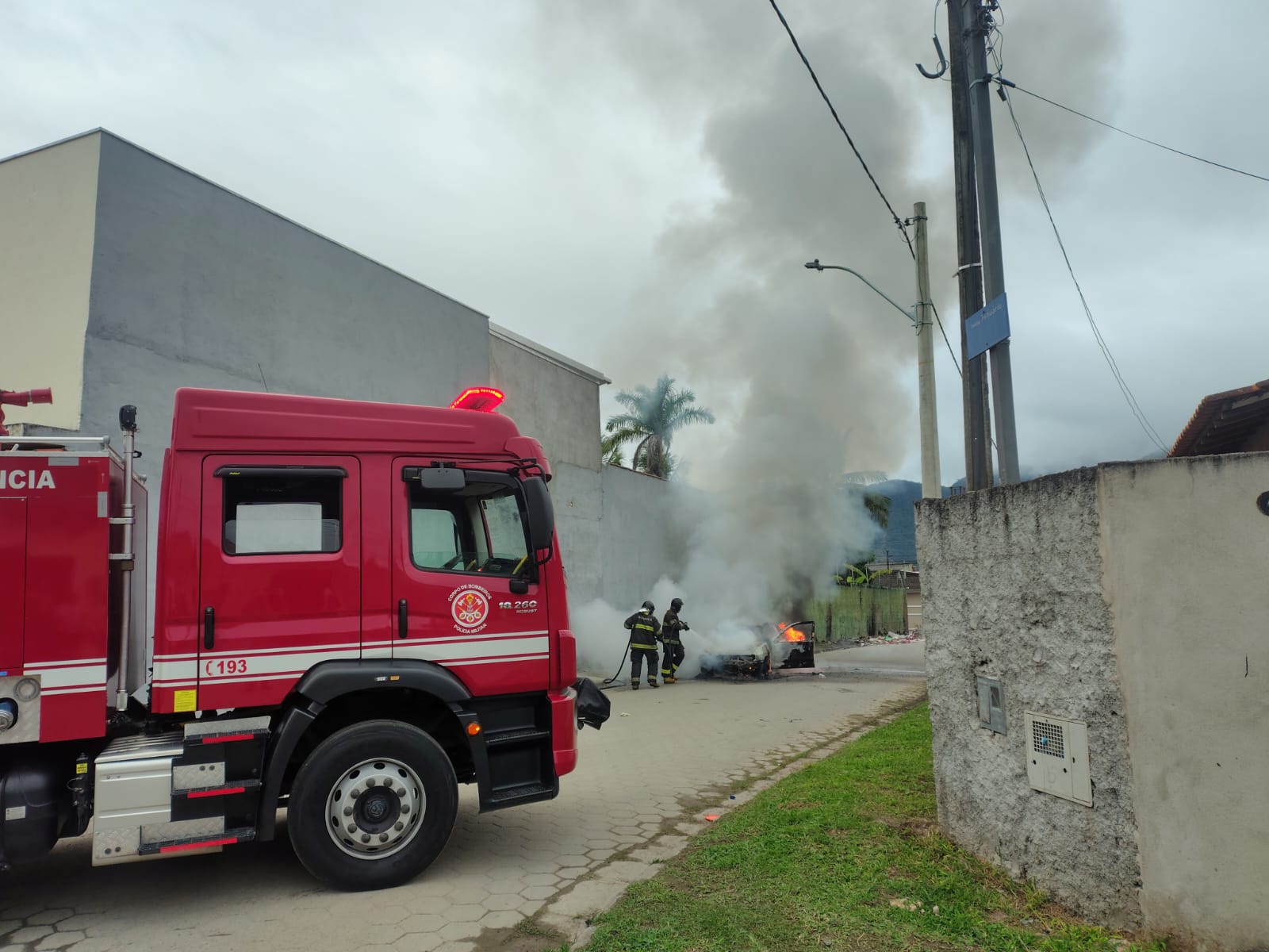 O incêndio atingia o compartimento do motor do automóvel no Perequê-Mirim, em Caraguatatuba.
