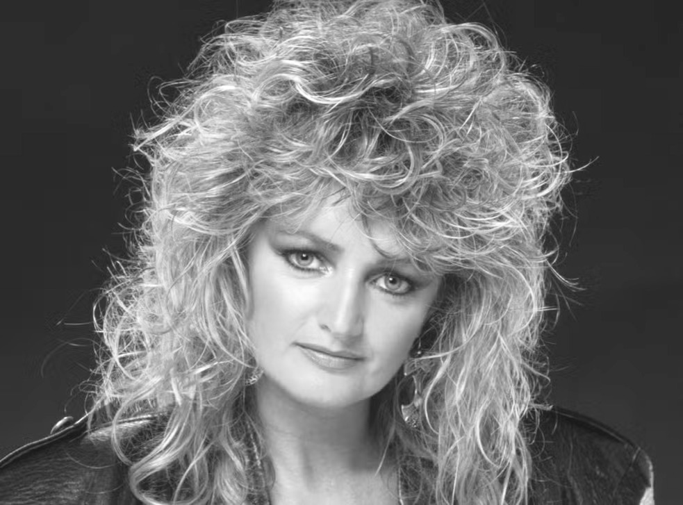 Bonnie Tyler deixa um legado marcado por hits que atravessaram gerações e ajudaram a definir o som pop-rock dos anos 1980