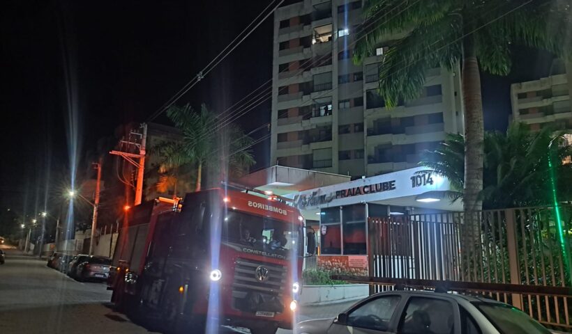 Bombeiros resgatam mulher presa em elevador em Caraguatatuba