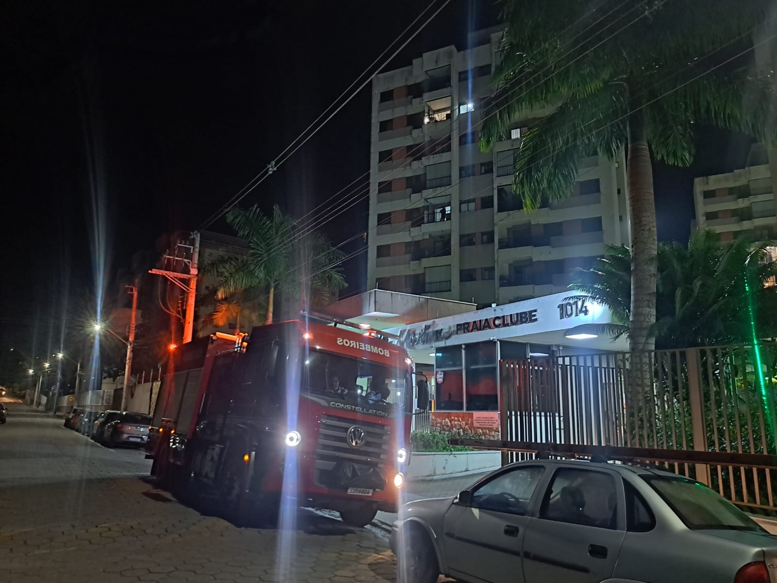Bombeiros resgatam mulher presa em elevador em Caraguatatuba
