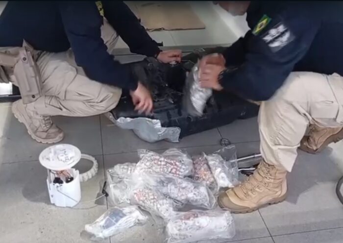 PRF apreende carga de anabolizantes e remédios para emagrecimento na Via Dutra