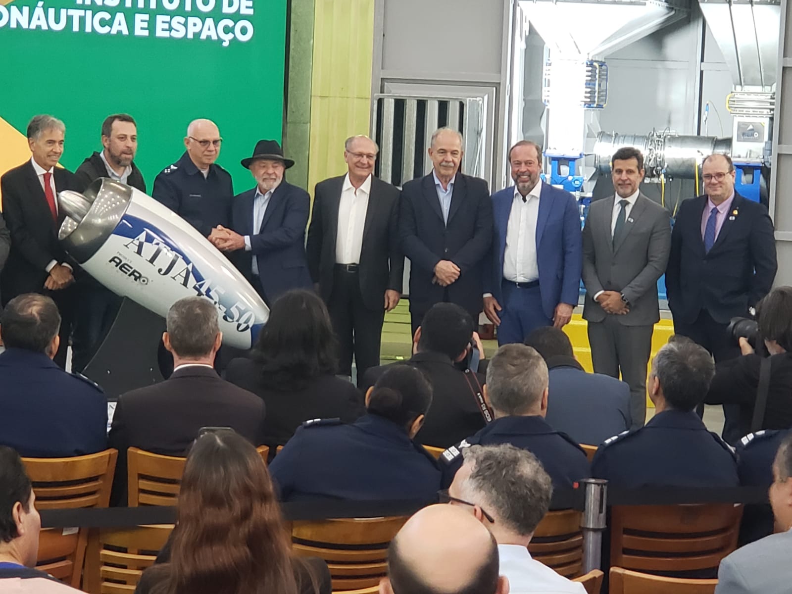 Lula ao lado de ministros do governo federal e de membros do Instituto de Aeronáutica e Espaço, em São José dos Campos