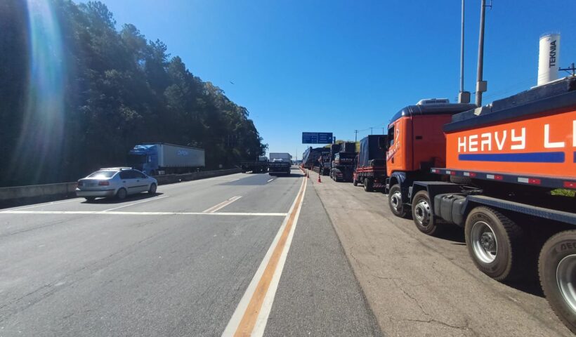 Carga especial passando pelo trecho da Dutra no Vale do Paraíba