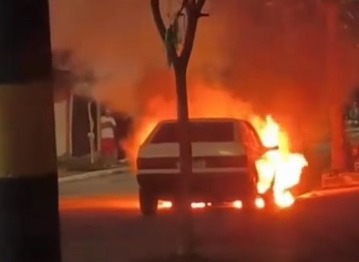 incêndio em um veículo na zona leste de São José dos Campos