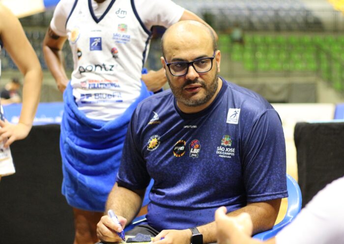 Leandro Leal, técnico do São José Basketball Feminino