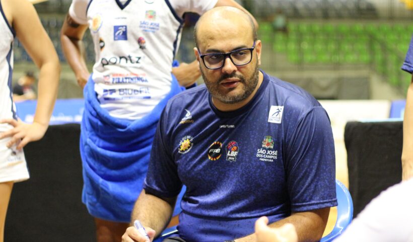 Leandro Leal, técnico do São José Basketball Feminino