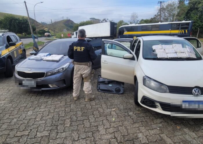 Os agentes encontraram as 13 mil ampolas de medicamento irregular escondidos no interior das portas dianteiras e traseiras dos dois veículos.