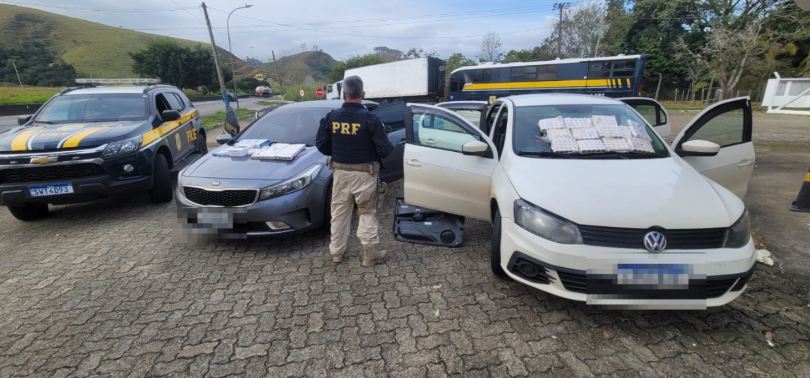 Os agentes encontraram as 13 mil ampolas de medicamento irregular escondidos no interior das portas dianteiras e traseiras dos dois veículos.