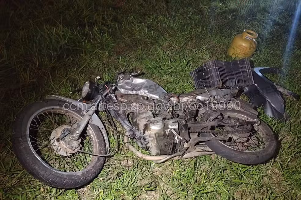 A colisão aconteceu na alça de acesso da Rodovia Floriano Rodrigues Pinheiro (SP-123) para a Via Dutra (BR-116)