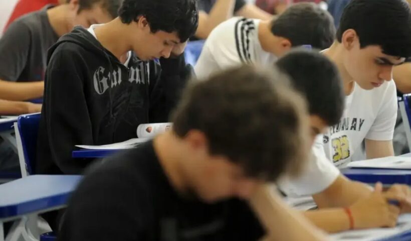 Enem 2025: Nenhuma escola estadual de SP fica entre as 100 maiores médias do estado