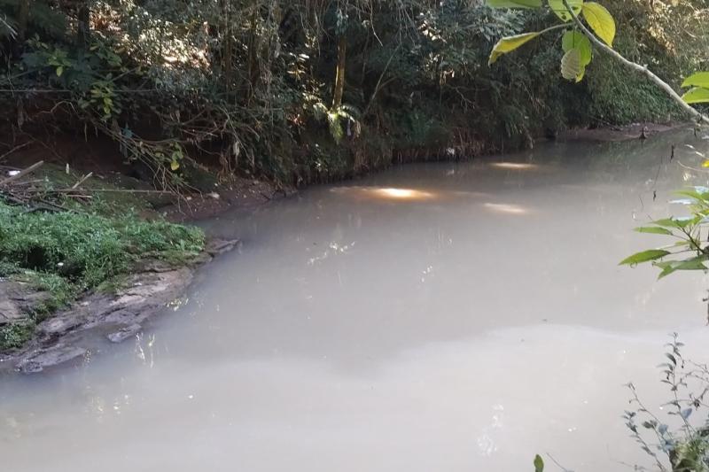 contaminação no Rio Sapucaí-Guaçu, na região do Horto Florestal, em Campos do Jordão
