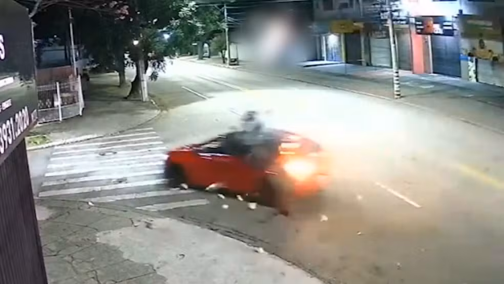 A motocicleta estava com licenciamento vencido e o motociclista não possuía habilitação. Não há atualização sobre o seu estado de saúde.