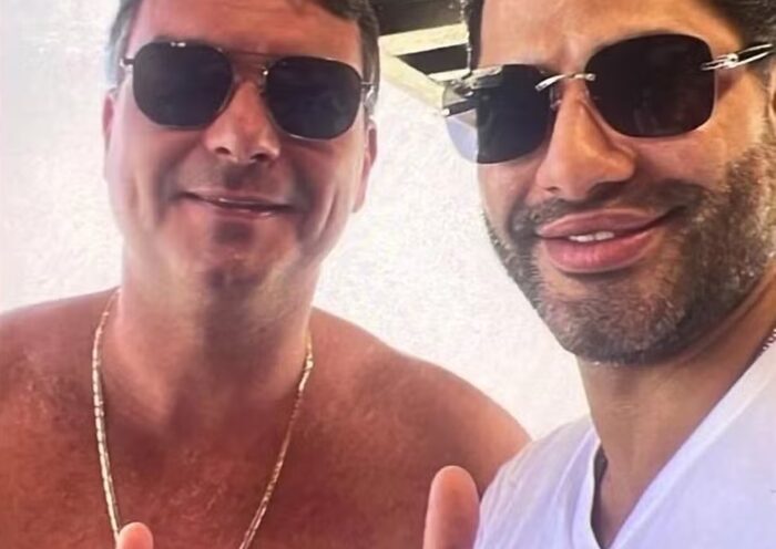 Site divulga foto de Flávio Bolsonaro com 'Sicário', chefe da milícia privada de Vorcaro
