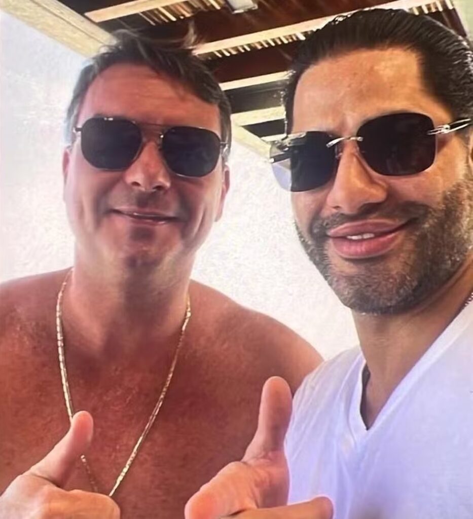 Site divulga foto de Flávio Bolsonaro com 'Sicário', chefe da milícia privada de Vorcaro