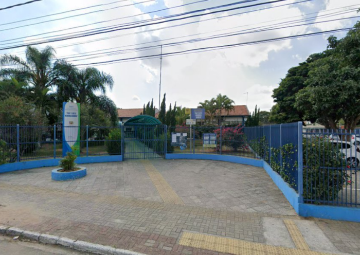 Professora de São José dos Campos sofre colapso nervoso após alunos colocarem um pedaço de vidro em seu copo com água.
