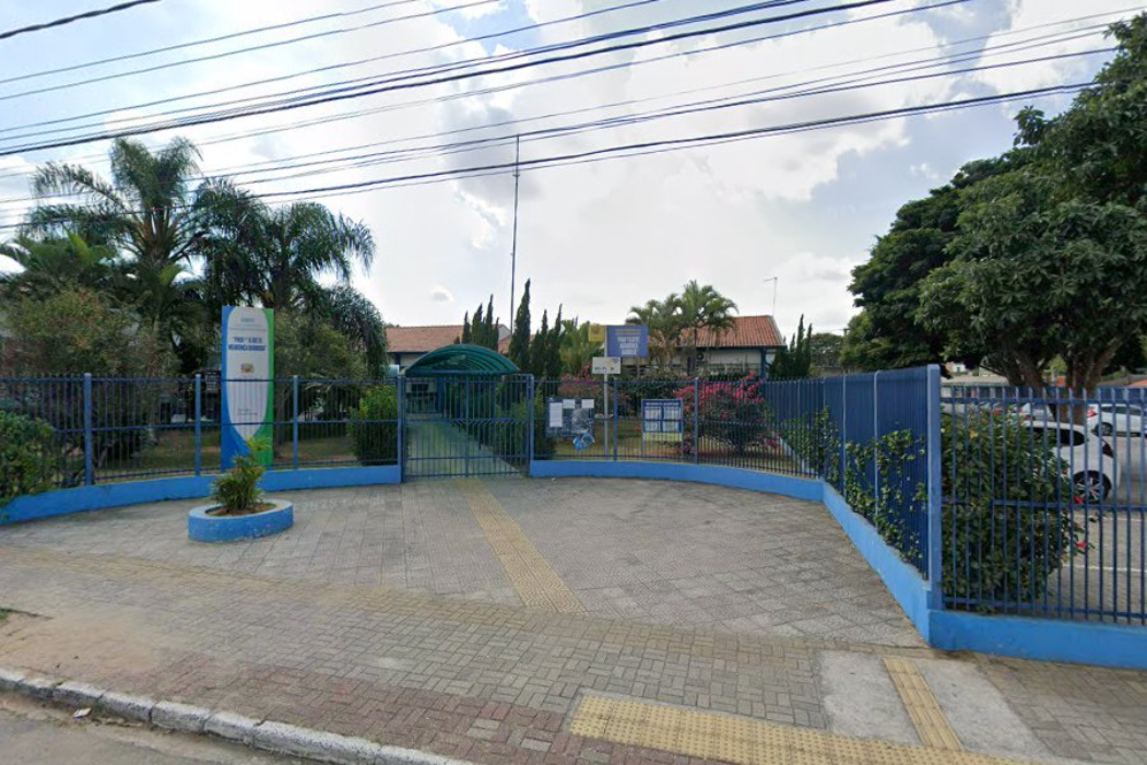 Professora de São José dos Campos sofre colapso nervoso após alunos colocarem um pedaço de vidro em seu copo com água.