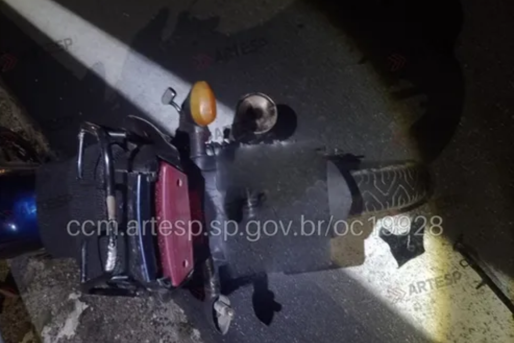 Motociclista morreu após bater em um carro e outro veículo o atropelar na Rodovia dos Tamoios, em São José dos Campos.