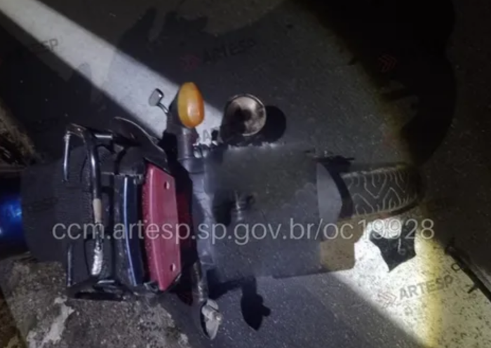 Motociclista morreu após bater em um carro e outro veículo o atropelar na Rodovia dos Tamoios, em São José dos Campos.