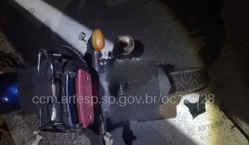 Motociclista morreu após bater em um carro e outro veículo o atropelar na Rodovia dos Tamoios, em São José dos Campos.