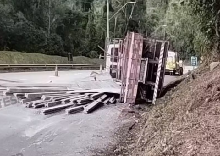 Caminhão tomba na Rodovia dos Tamoios, em Paraibuna (SP), após falha no sistema de freios e causa interdição temporária no sentido litoral.