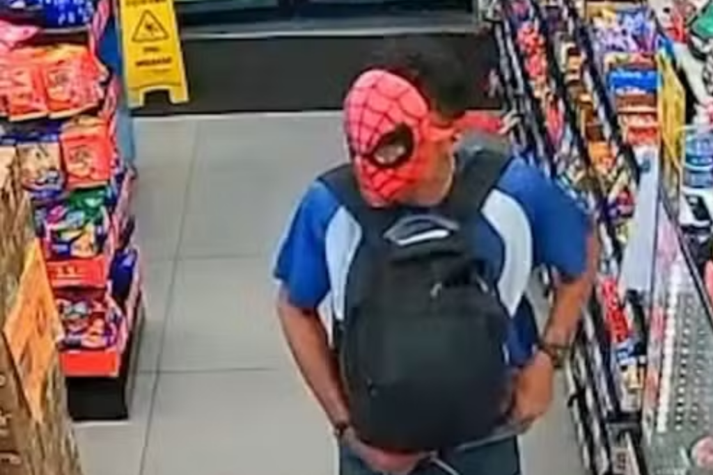 Suspeito é preso pela Polícia Civil em São José dos Campos por série de assaltos a lojas de conveniência; comparsa que usava máscara do Homem-Aranha segue foragido.