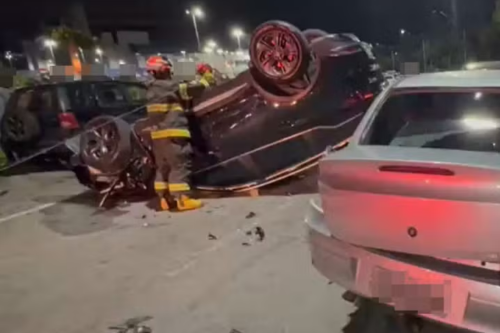 Carro capota e atinge três veículos estacionados na Avenida Campos Elíseos, no Jardim das Indústrias, em São José dos Campos.