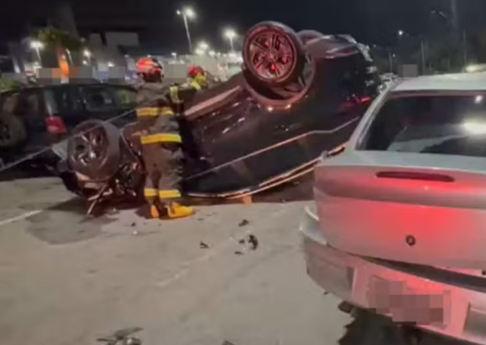 Carro capota e atinge três veículos estacionados na Avenida Campos Elíseos, no Jardim das Indústrias, em São José dos Campos.
