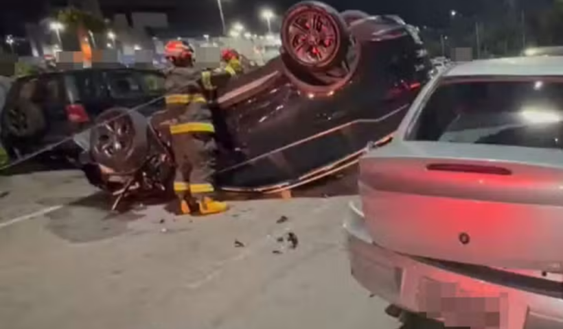 Carro capota e atinge três veículos estacionados na Avenida Campos Elíseos, no Jardim das Indústrias, em São José dos Campos.