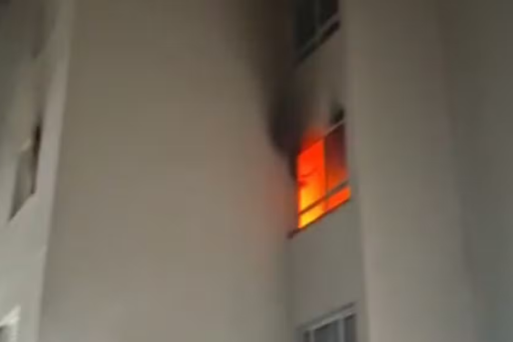 Incêndio atinge apartamento em condomínio de São José dos Campos, provoca grande quantidade de fumaça e mobiliza o Corpo de Bombeiros.