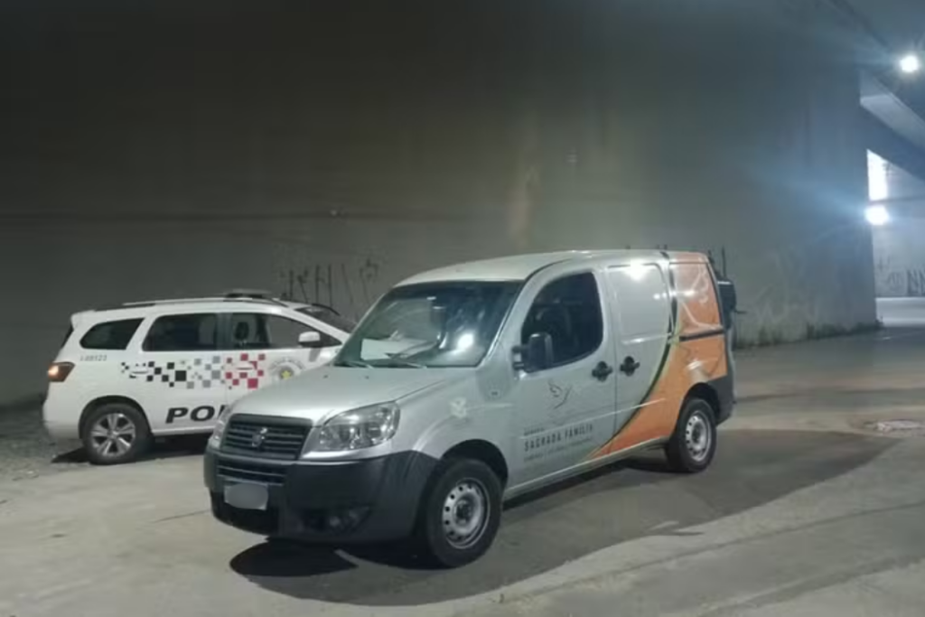 Motociclista de 31 anos morre após perder o controle da moto, bater em mureta e cair de viaduto na Chácara do Visconde, em Taubaté.