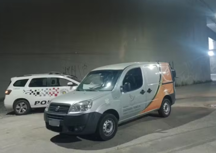 Motociclista de 31 anos morre após perder o controle da moto, bater em mureta e cair de viaduto na Chácara do Visconde, em Taubaté.