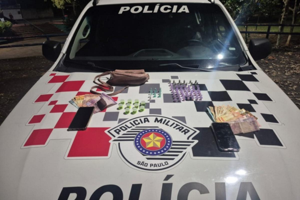 Casal é preso por tráfico de drogas no bairro Alto da Ponte, em São José dos Campos. Polícia apreendeu crack, maconha e R$ 1.020 em dinheiro.