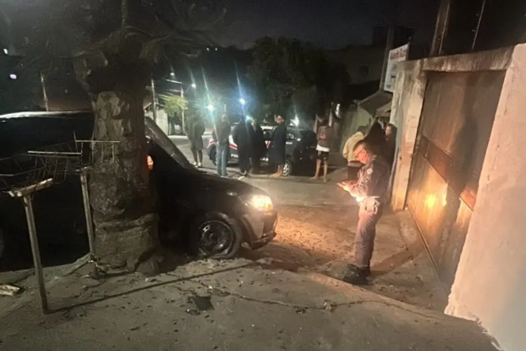Duas mulheres ficaram presas nas ferragens após um carro bater contra um muro e uma árvore no Jardim Satélite, em São José dos Campos.