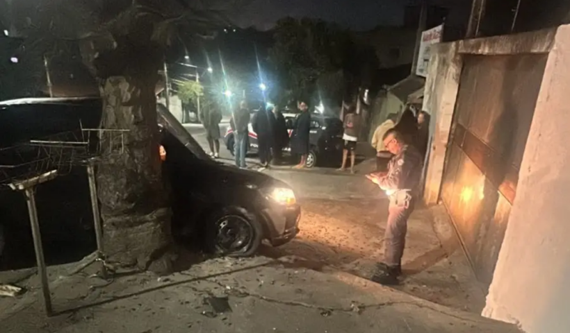 Duas mulheres ficaram presas nas ferragens após um carro bater contra um muro e uma árvore no Jardim Satélite, em São José dos Campos.